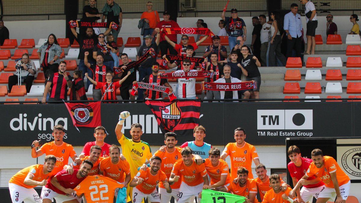 La plantilla dedicó la victoria en Valencia a Dani Parra y a Miquel Ustrell.