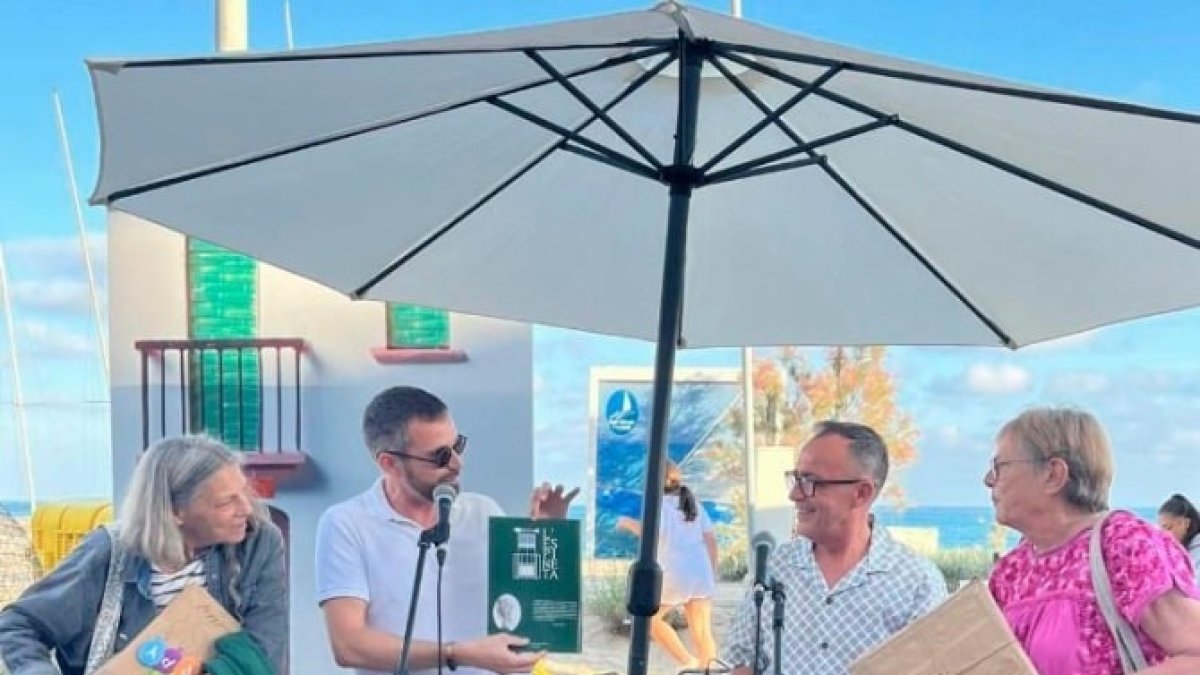 Las hermanas Dánae e Yvonne en el traslaso de manos de L'Espineta.