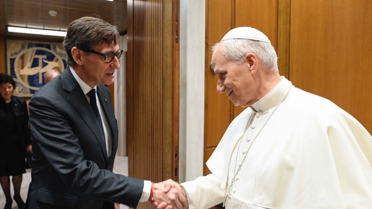 El presidente de la Generalitat, Salvador Illa, se reúne con el papa León XIV en la Casa Pontificia del Vaticano