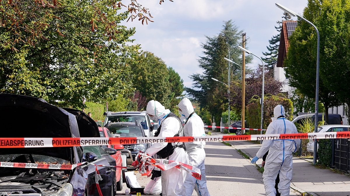 Agentes de la unidad forense de la policía trabajan en la zona tras la explosión, cerca de vehículos dañados en Múnich, Alemania, este miércoles.