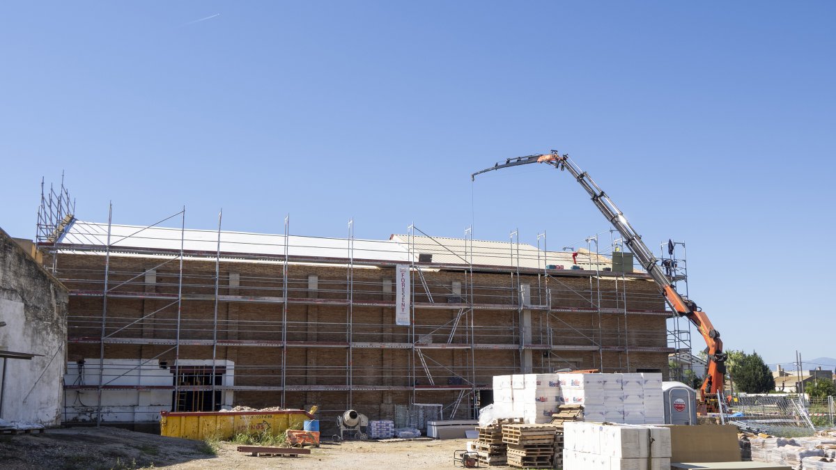 Treballs a la façana del futur auditori, aquest dimecres al matí.
