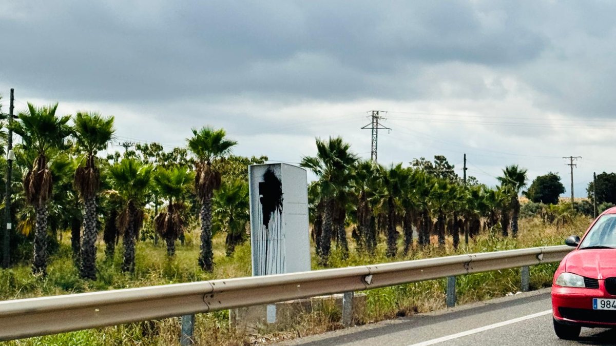 El radar está situado en el término de Riudoms i vigila que los vehículos no superen los 90 km/h