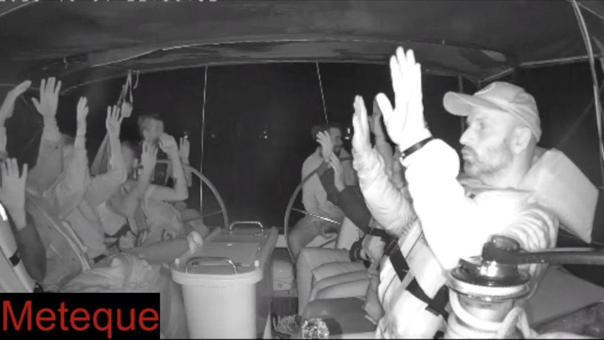 Activistas de la Global Sumud Flotilla, con las manos en alto.