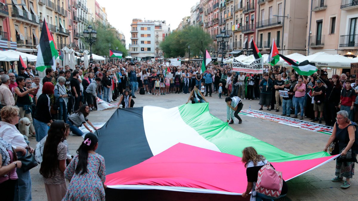 Los manifestantes desplegaron una gran bandera de Palestina en la plaza de la Font de Tarragona