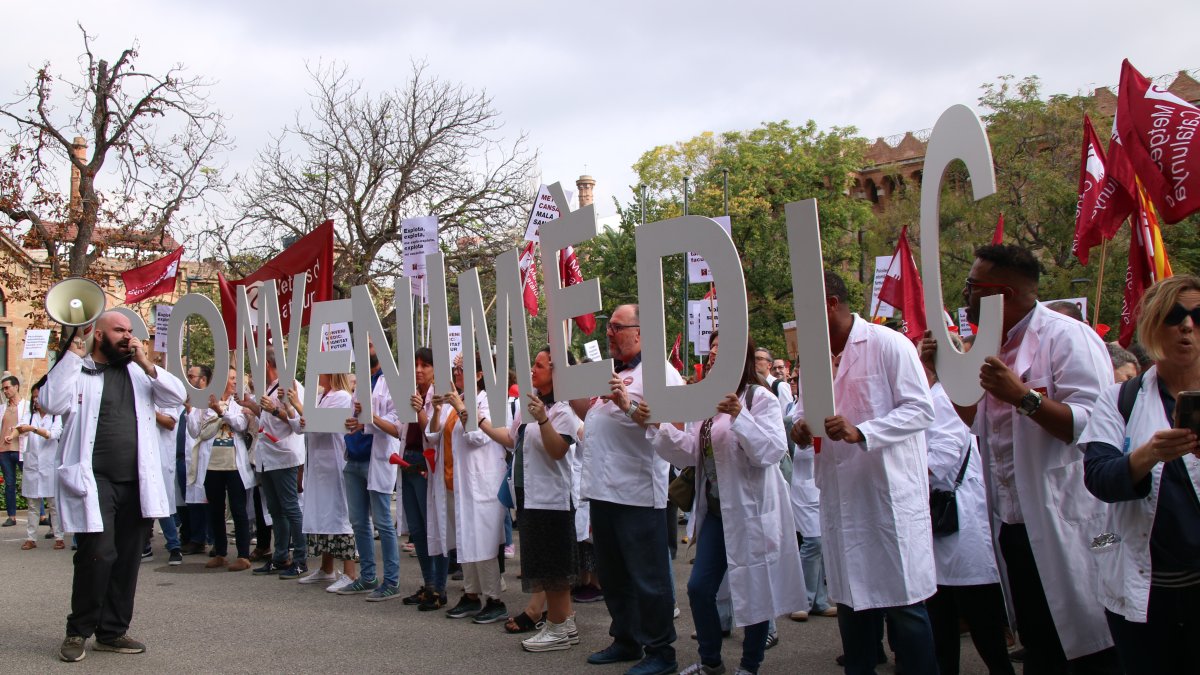 La concentración frente a las puertas del Departament de Salut exigiendo un convenio