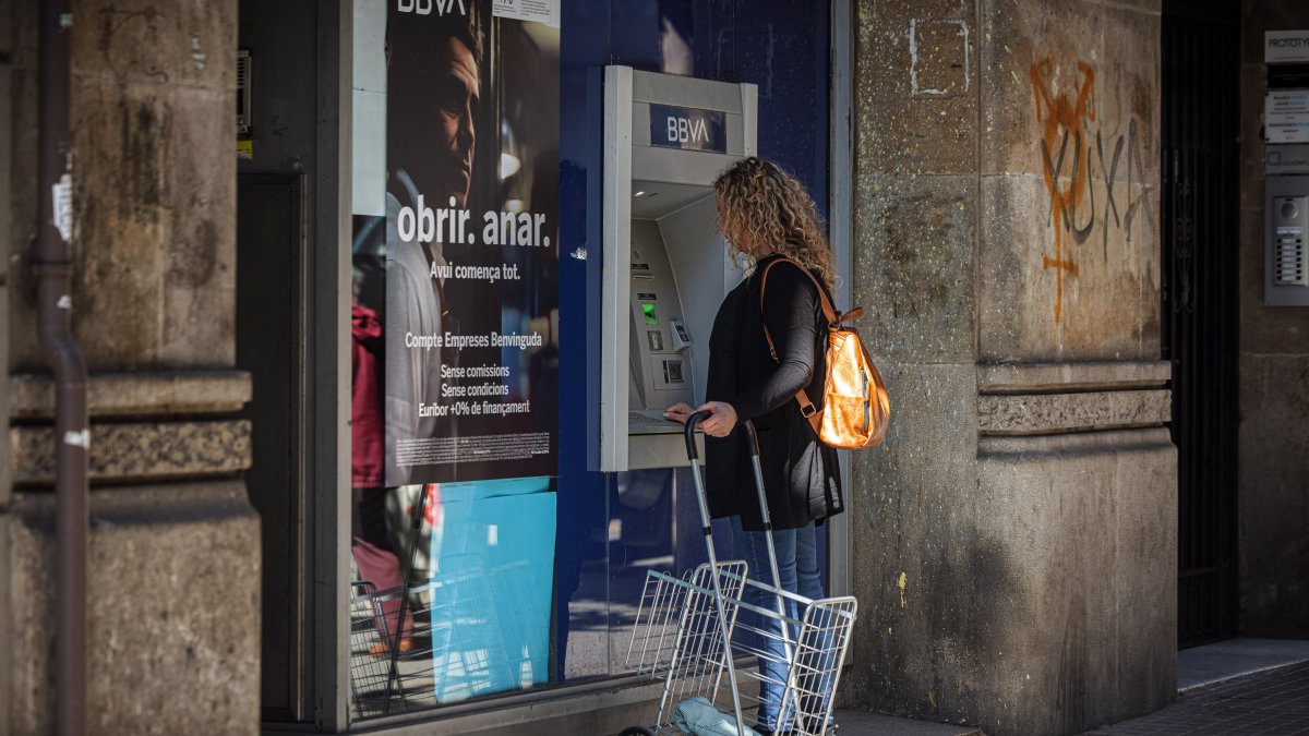 Una mujer utiliza un cajero automático del BBVA