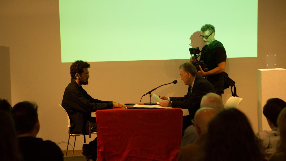 L'artista Josep Piñol en el moment de la signatura, aquest matí a Barcelona​