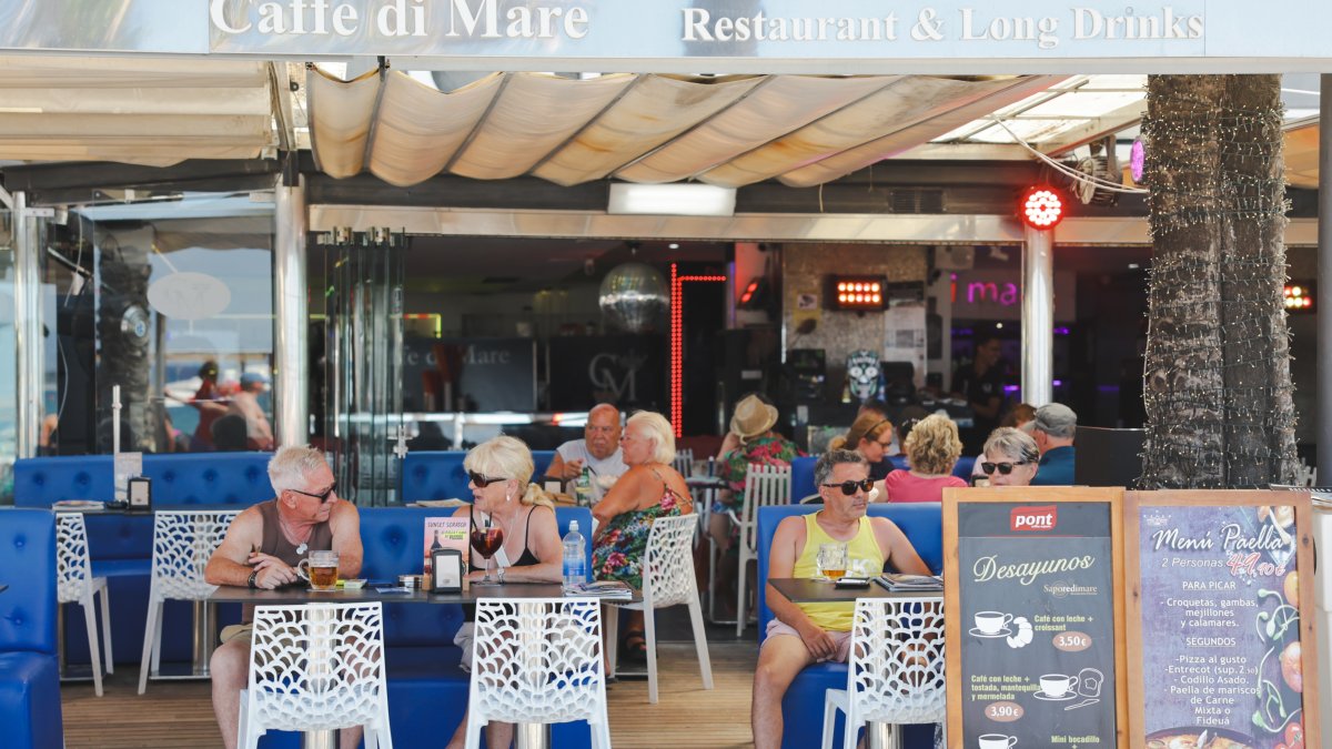 Un restaurante de Salou durante este verano con varios baby boomers en la terraza.
