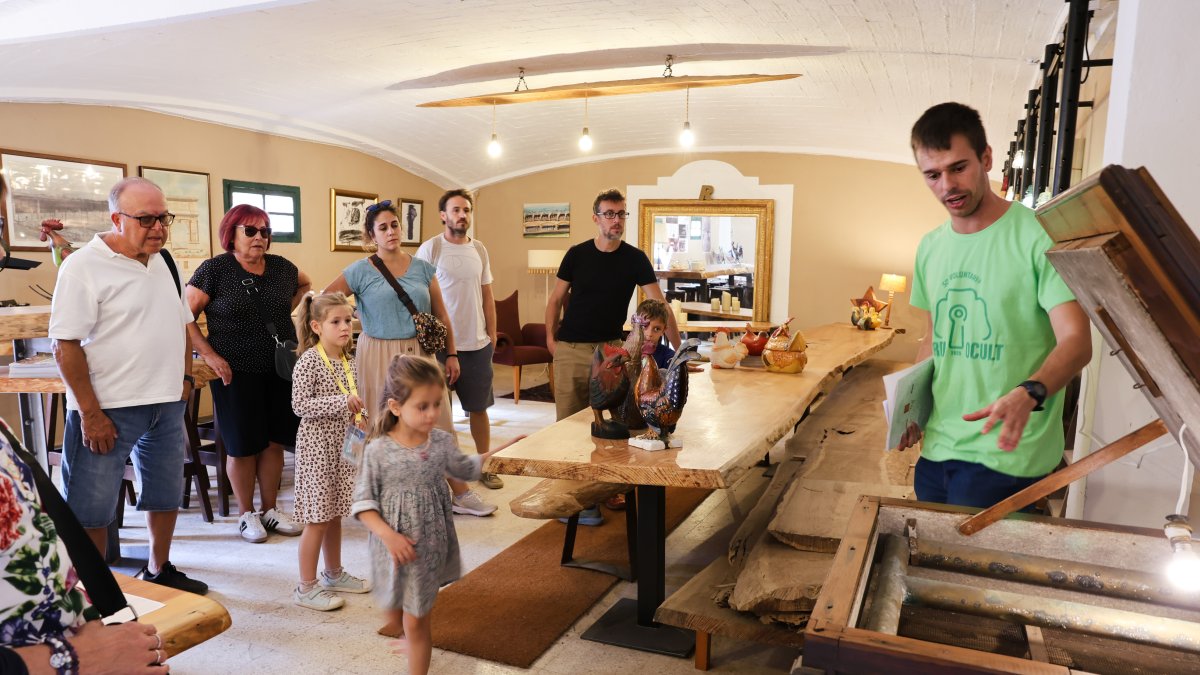 La Granja Roca Soldevila compta encara amb material original, com és el cas d'aquesta incubadora de pollets.