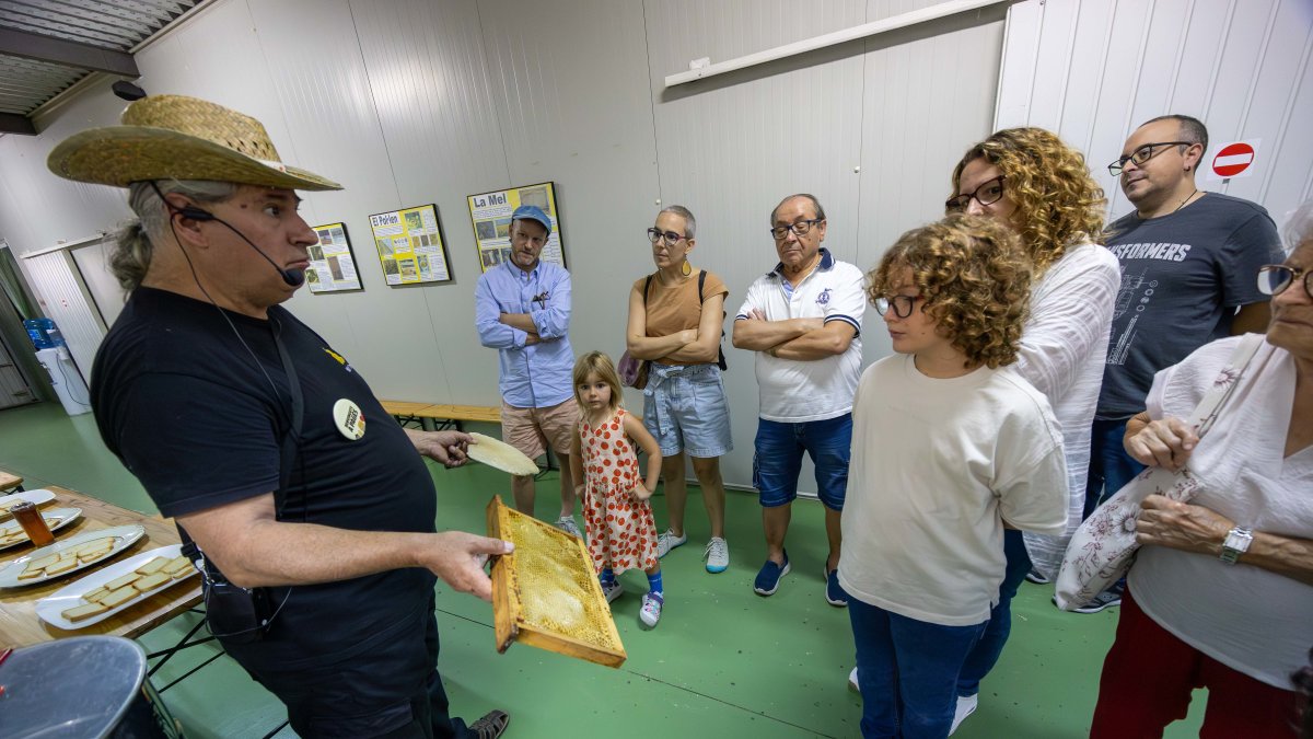 Joan Maria, de Mel el Remei, mostrant bresques als visitants.