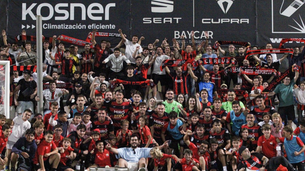 La plantilla celebró la victoria con la afición ubicada en el Gol.