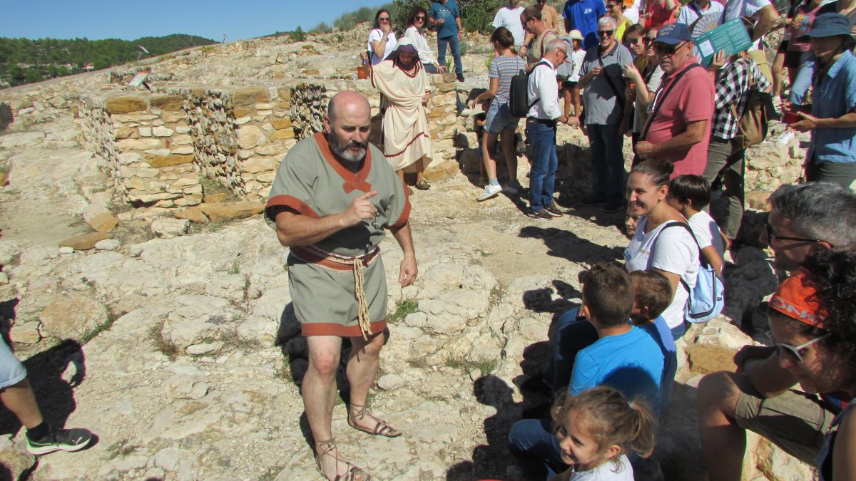 Una parella ilercavona mostrant el jaciment de la Moleta del Remei als assistents, ahir al migdia, a Alcanar