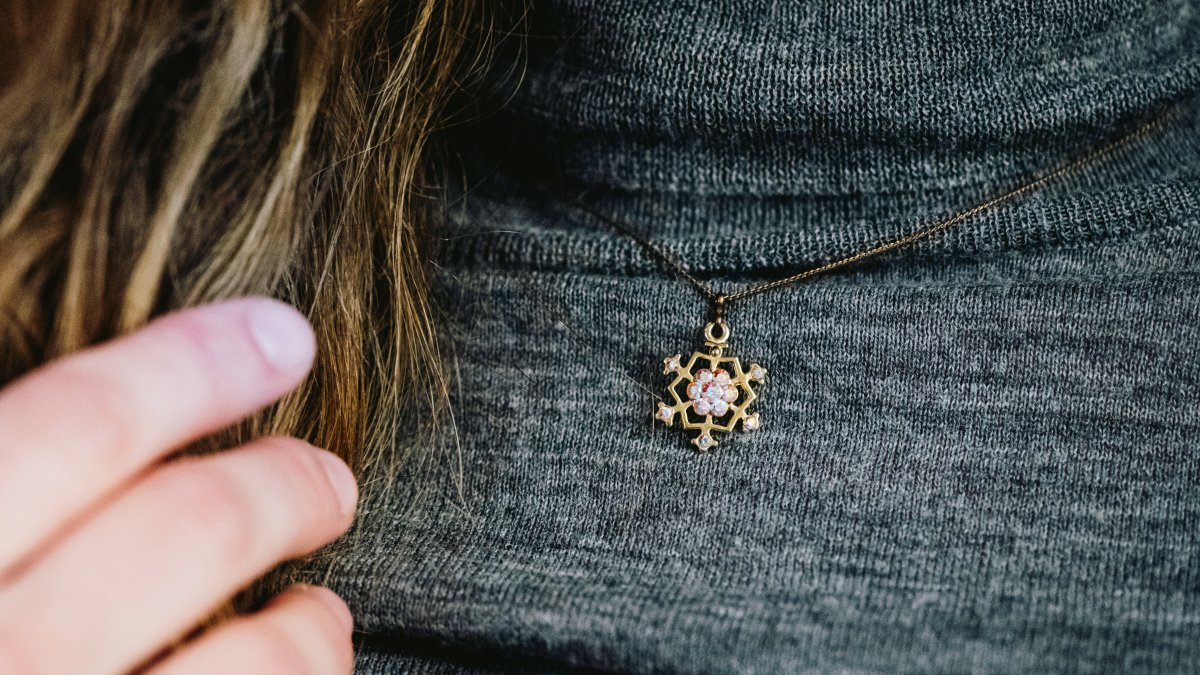 Los ladrones quitaron la cadena de oro que llevaba la mujer en el cuello