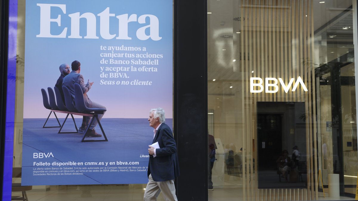 Un anuncio en una sucursal bancaria del BBVA en Bilbao, reclama canjear la acciones del banco Sabadell.