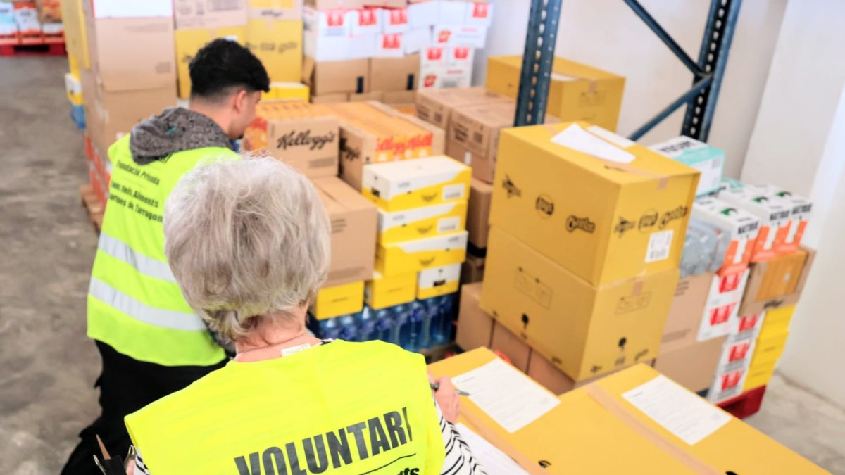 Voluntarios en el depósito del Banc dels Aliments de les Comarques de Tarragona.