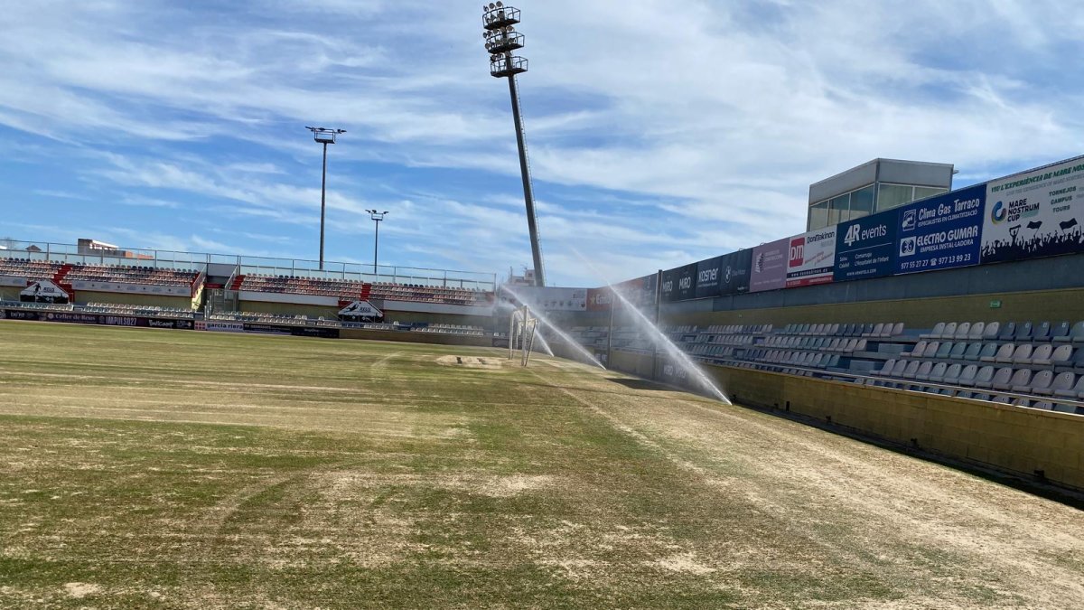 Ressembra de gespa a l'estadi reusenc.