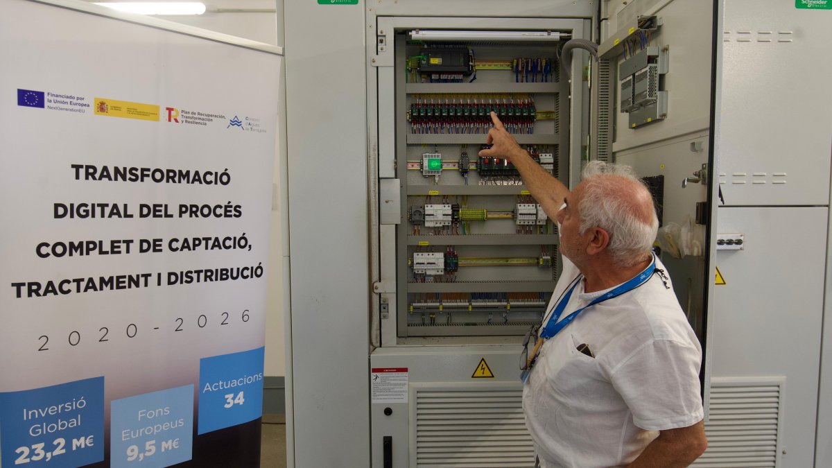 Equips dels nous variadors de freqùencia per bombar aigua amb menys consum energètic a l'estació del CAT de l'Ampolla