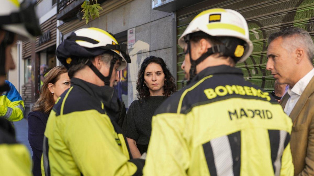 La presidenta de la Comunidad de Madrid, Isabel Díaz Ayuso, se ha desplazado a la calle Hileras