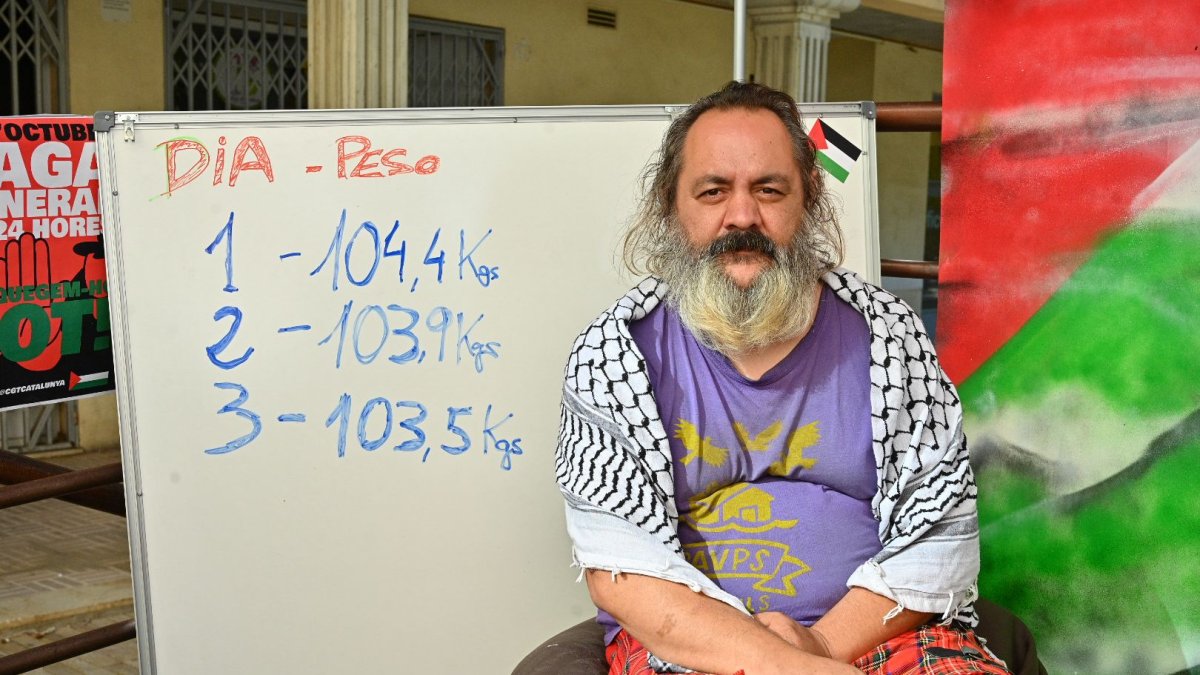 L'activista Jorge Fernández, a la plaça de la Patacada.