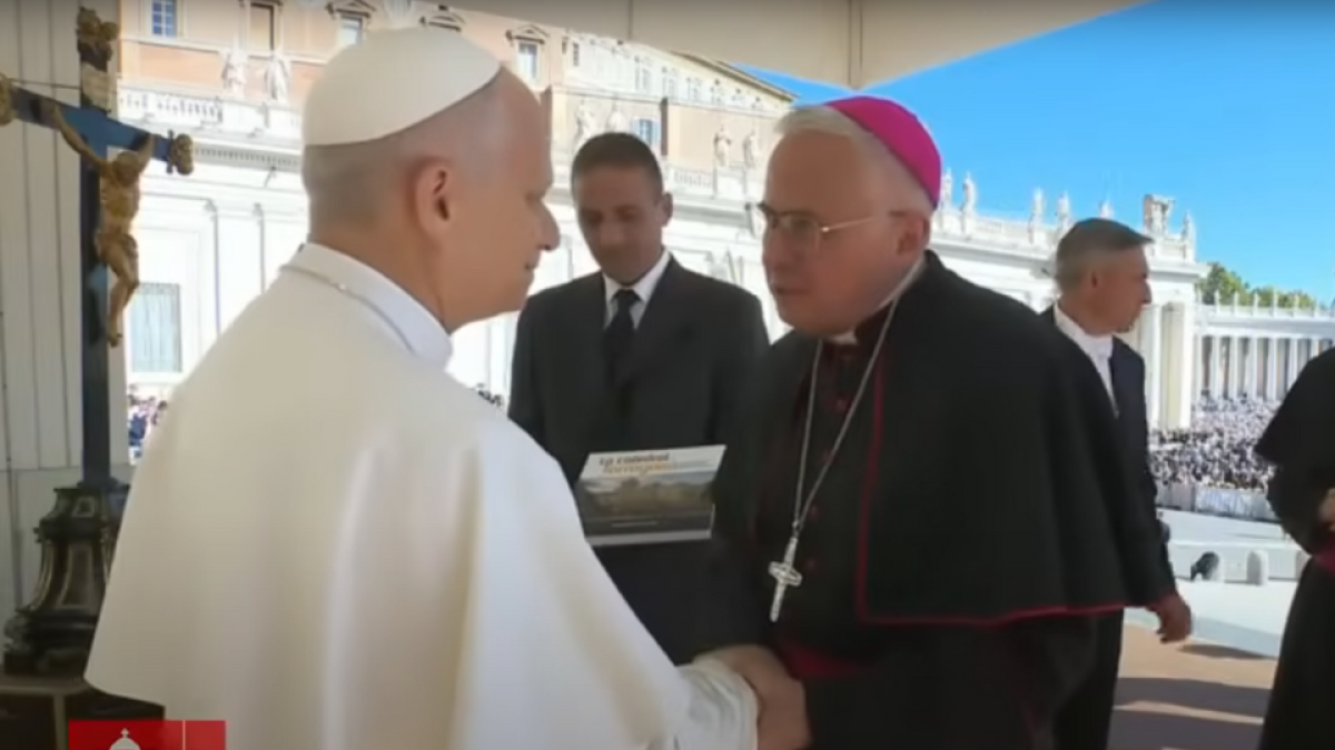 El papa León XIV con el arzobispo de Tarragona