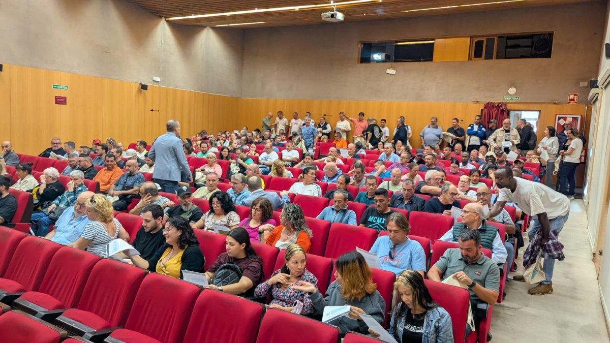 Imagen de la asamblea abierta de este jueves de los trabajadores de la basura en la Antiga Audiència de Tarragona