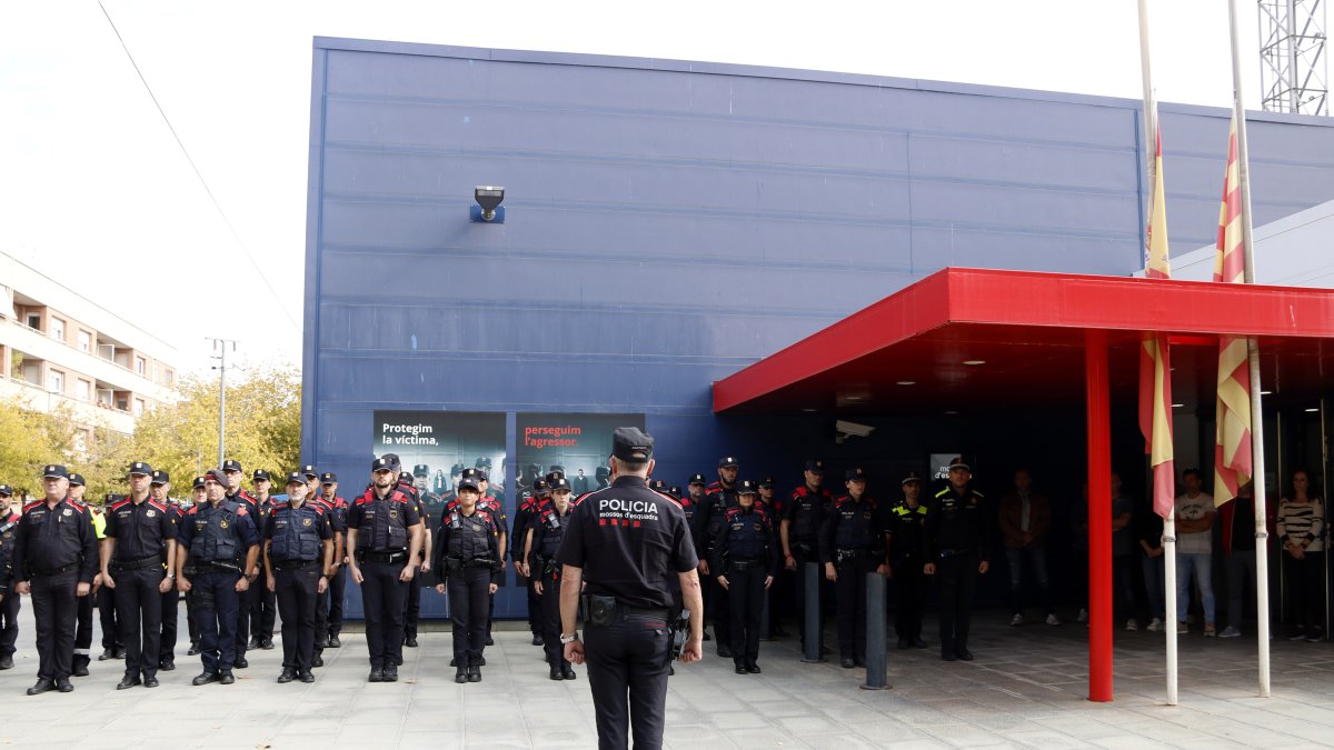 Momento del minuto de silencio por el agente de los Mossos asesinado a tiros por su suegro