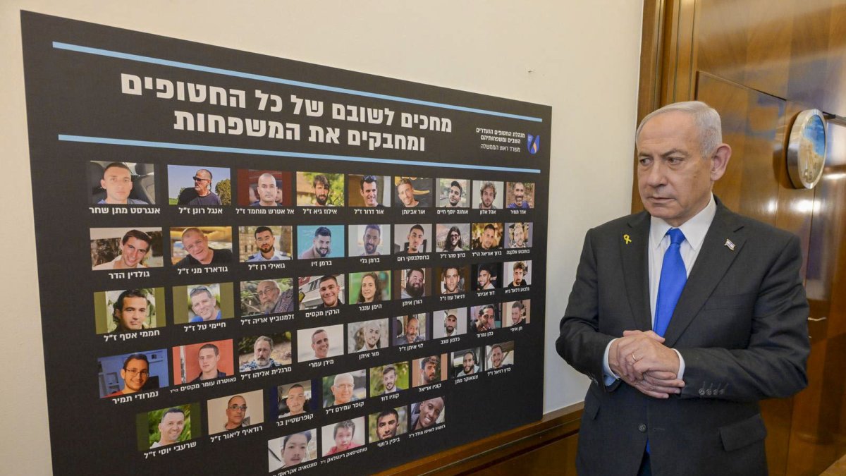 El primer ministro de Israel Benjamin Netanyahu, este jueves antes de entrar a la reunión del gabinete de Gobierno.