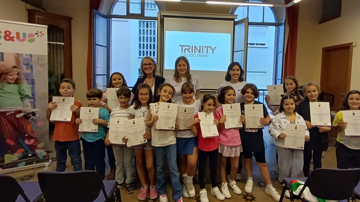 Imatge del lliurament de diplomes als grups de joves estudiants de La Martina Kids&Us. 