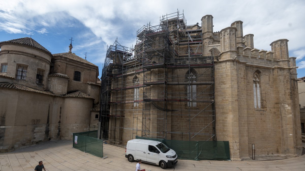 La gran embastida instal·lada a l’absis de la Catedral tortosina.