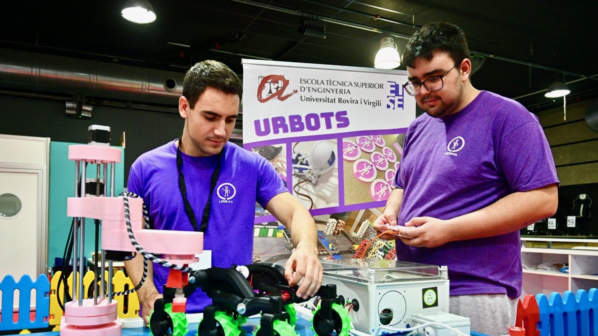 Els estudiants de la URV, amb les seves creacions.