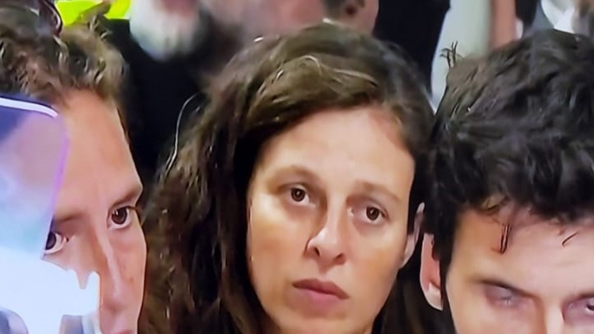 Imatge de Laia Rosell envoltada pels altres activistes en arribar a l'aeroport