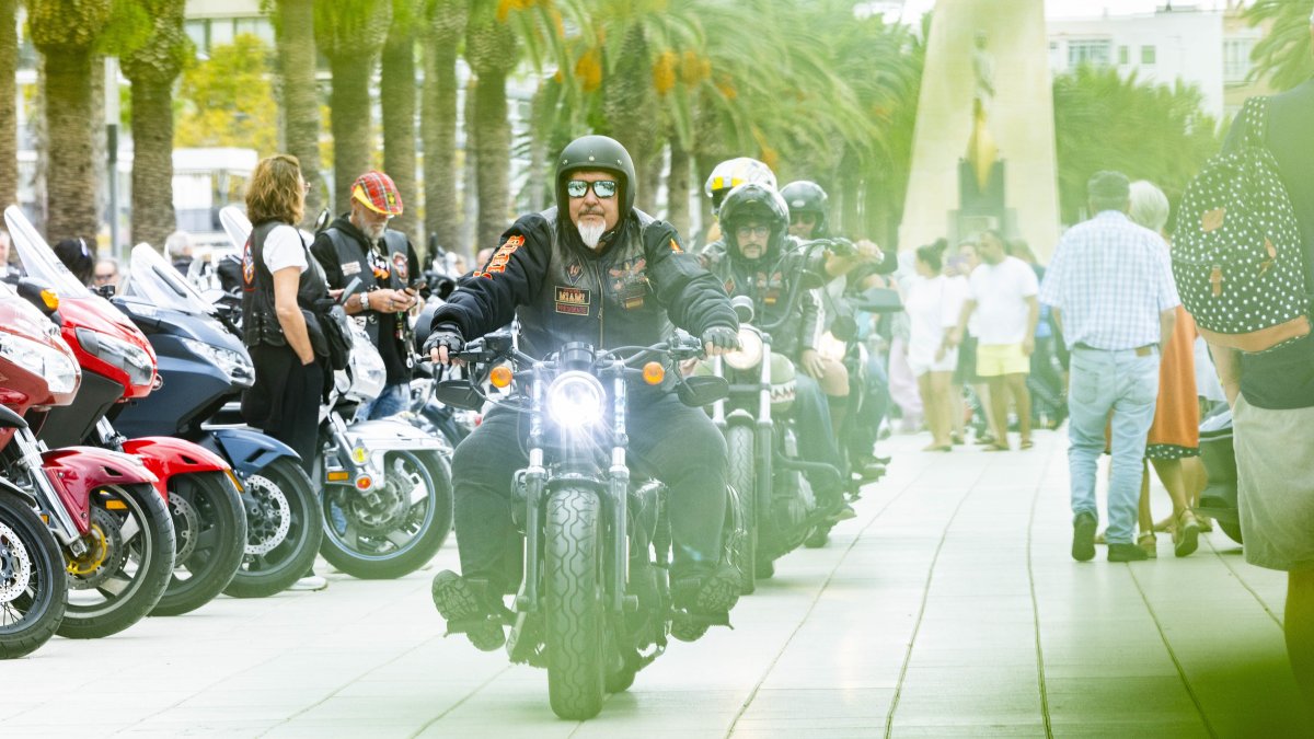 Las motos circulando por el paseo.