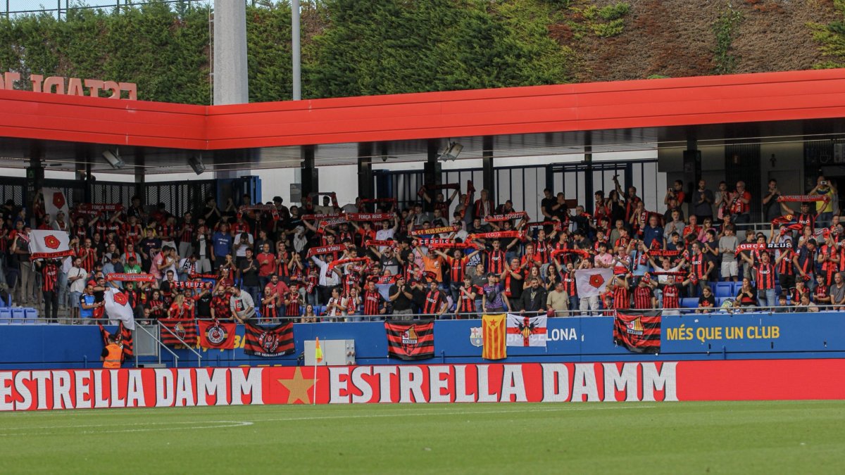 Parte del Estadi Johan Cruyff se tiñó de rojinegro, con más de 300 personas.