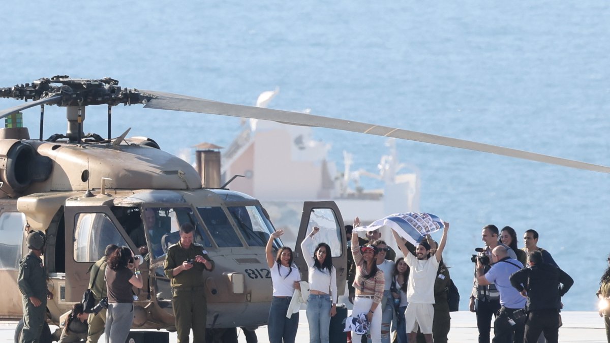 El rehén israelí liberado Matan Zangauker saluda a su llegada al helipuerto del Hospital Ichilov en Tel Aviv, Israel.