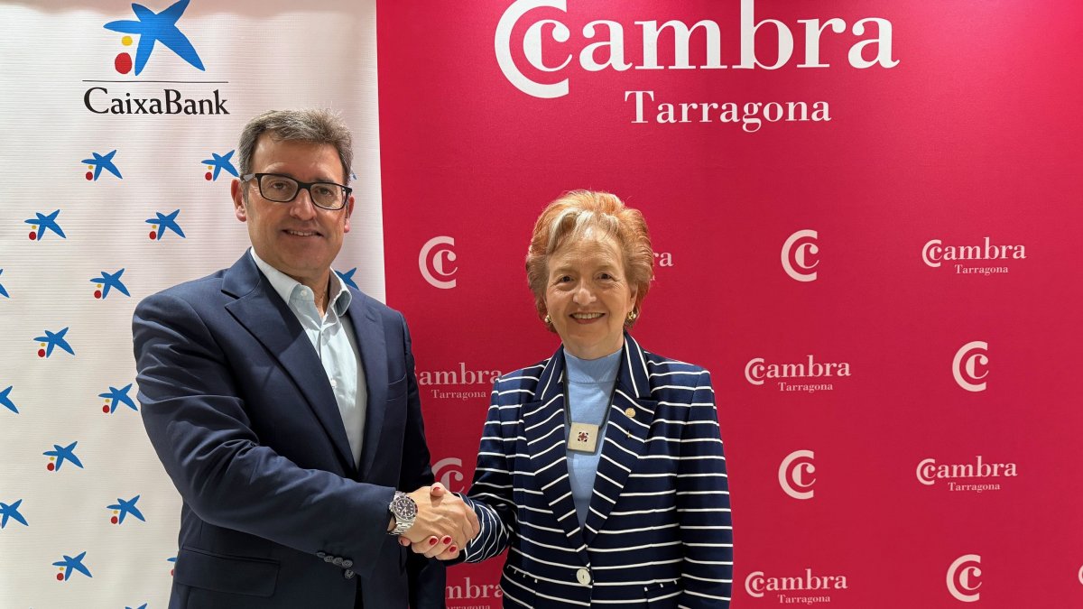 Josep Maria Gonzàlez, director territorial de CaixaBank en Catalunya, y Laura Roigé, presidenta de la Cambra de Comerç de Tarragona durante la firma del acuerdo.