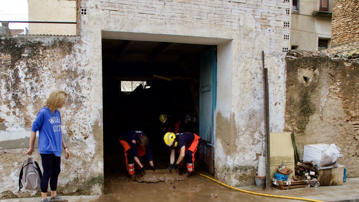 Bombers netejant un magatzem a Santa Bàrbara​