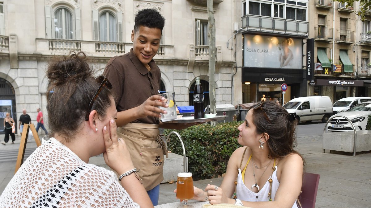 Un joven de 20 años trabajando como camarero.