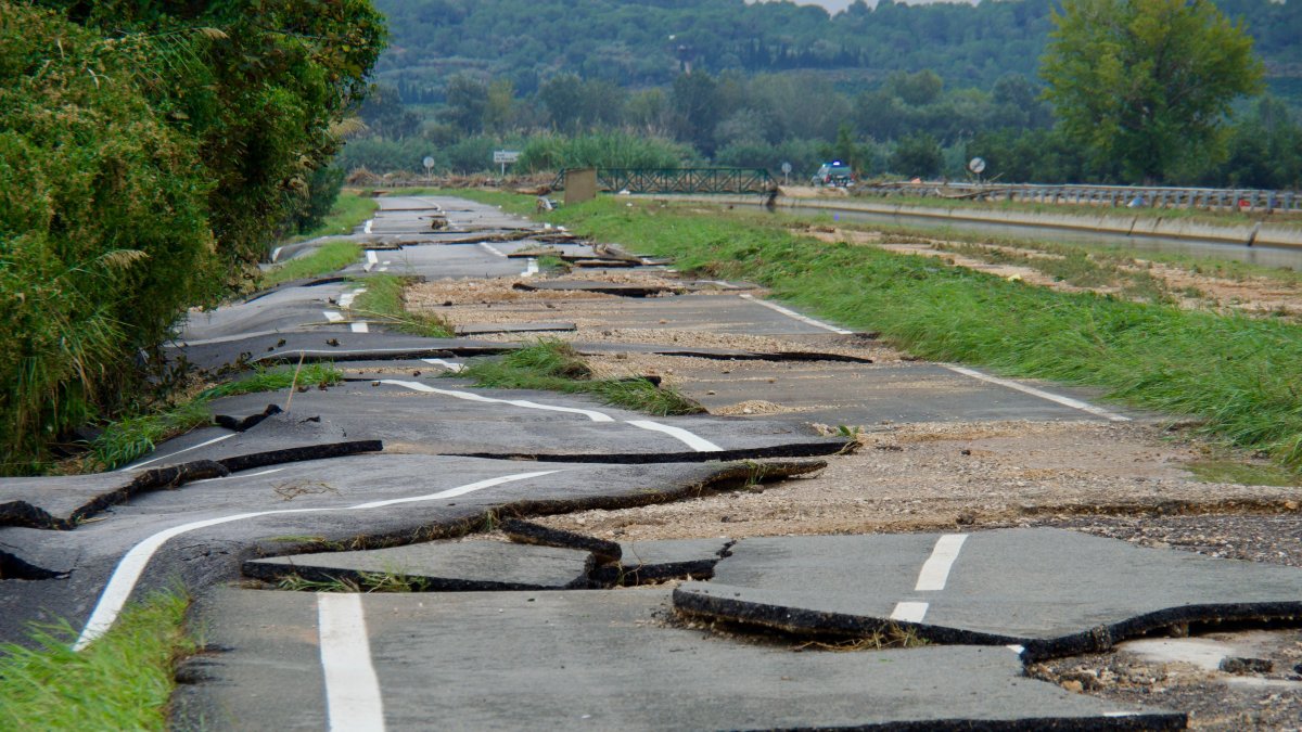 La fuerza del agua desplazó las capas de alquitrán en algunas carreteras.