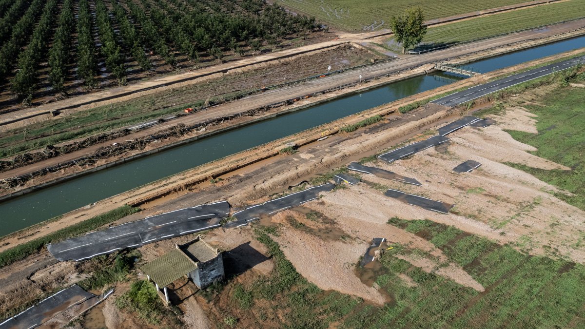 Imagen aérea captada con dron del pavimento de la carretera TV-3443 arrancado por la fuerza del agua entre los términos de Amposta y Tortosa.
