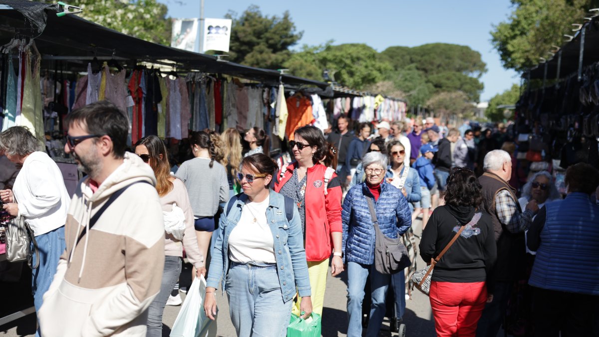 Gente paseando por el mercadillo de Cambrils, este verano.