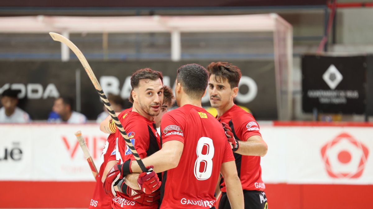 Los rojinegros celebran un gol durante esta temporada.