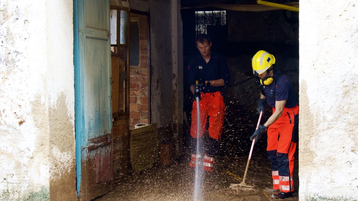 Bombers evacuant aigua en els baixos d'una casa durant la dana Alice​