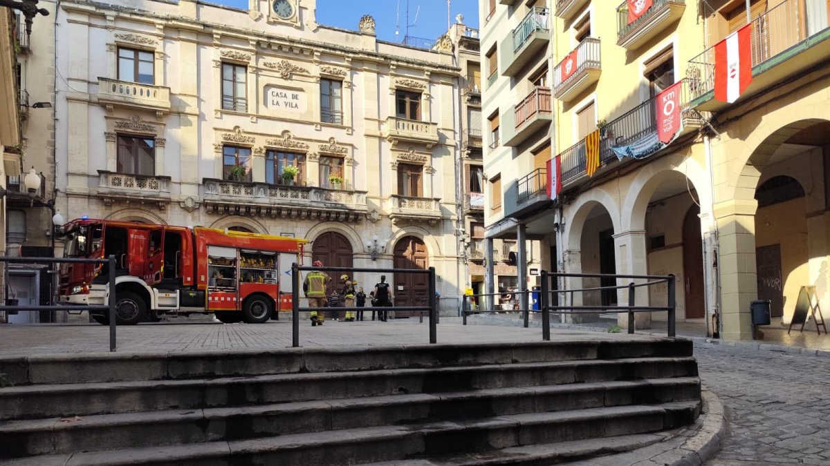 El fuego está a pocos metros del Ayuntamiento de Valls, en la plaza del Blat.