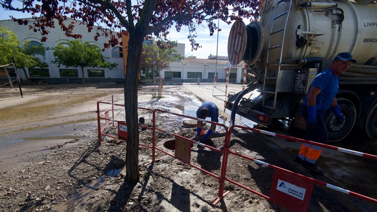 Treballs per evacuar aigua al pati de l’escola Horta Vella de la Ràpita, molt afectada.