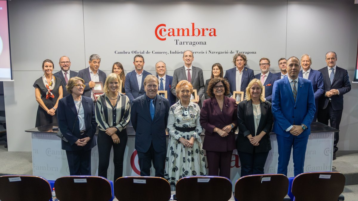 Los galardonados de los premios Cambra 2025 junto a las autoridades durante la entrega de premios en la sede de la Cambra de Tarragona.