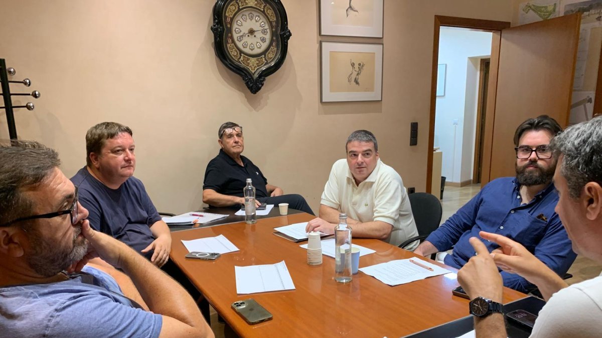 Miembros de Impuls Vendrell en una reunión con el alcalde.