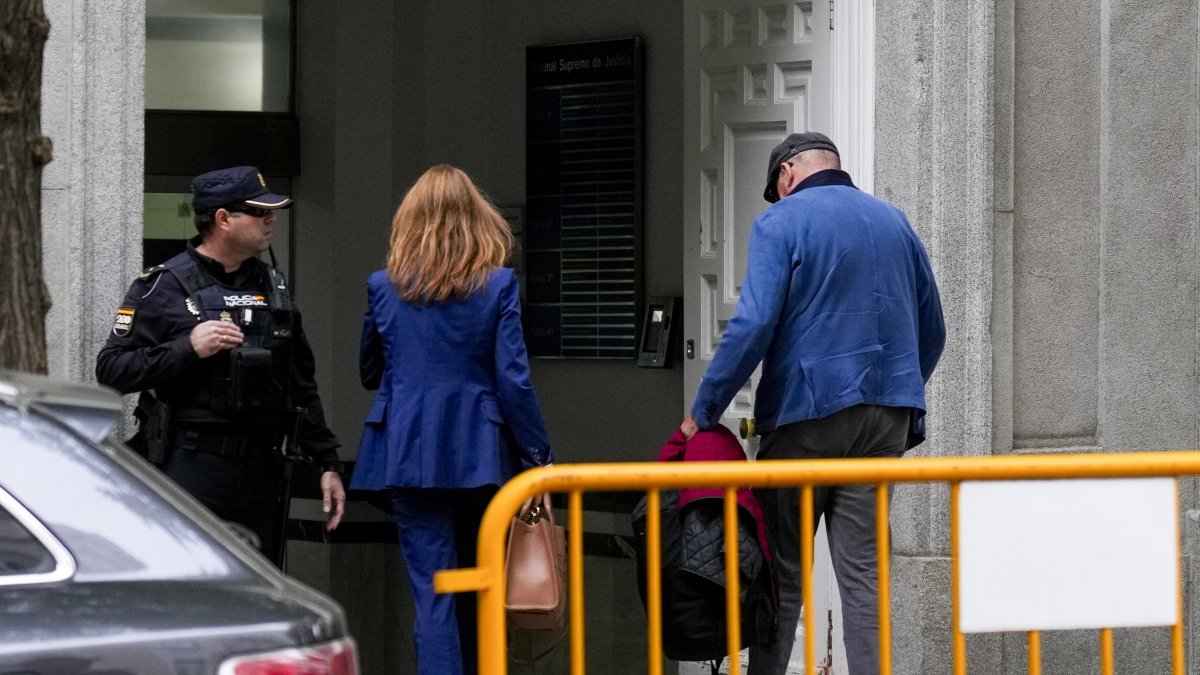 Koldo García, exasesor del exministro de Transportes José Luis Ábalos, acompañado de su abogada Leticia de la Hoz, llega al Tribunal Supremo para declarar este jueves.