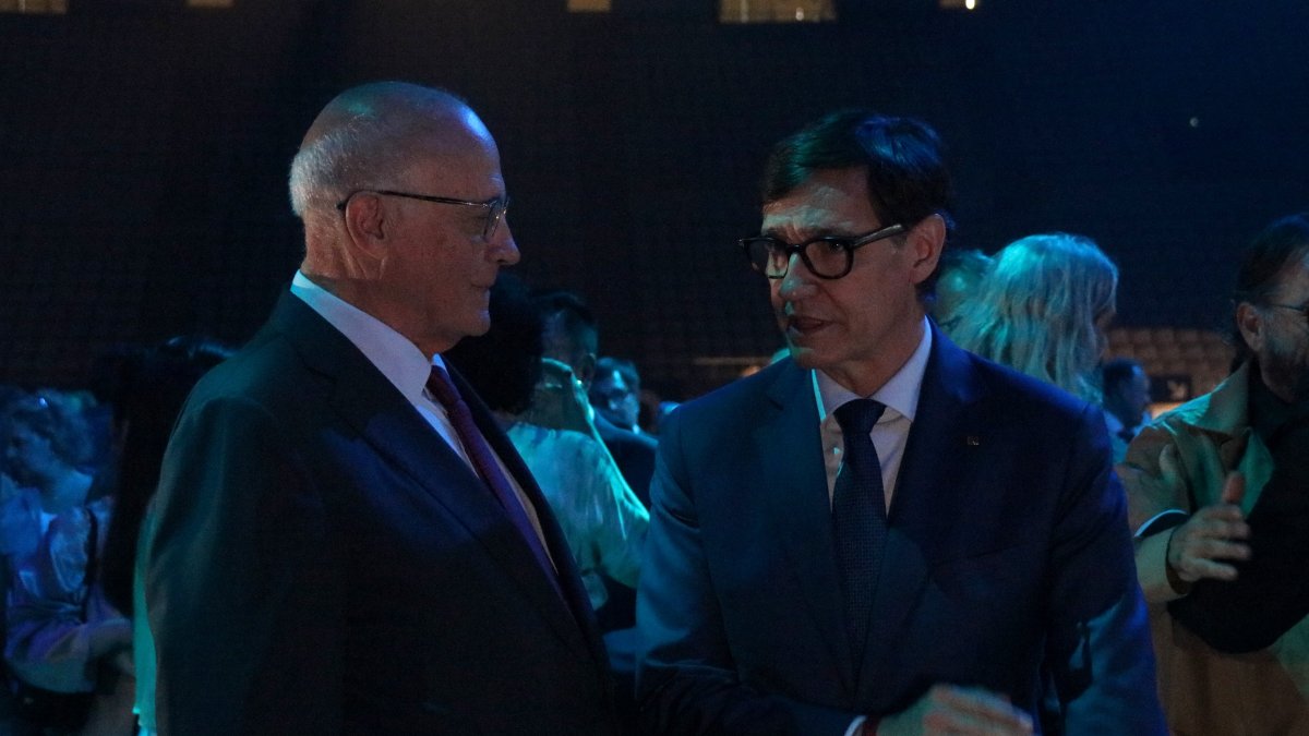 El presidente del Banc Sabadell, Josep Oliu, junto al president de la Generalitat, Salvador Illa, en una imagen de archivo