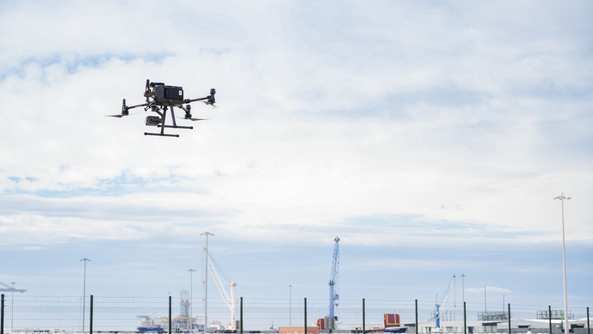 Un dron sobrevuela el Port de Tarragona.