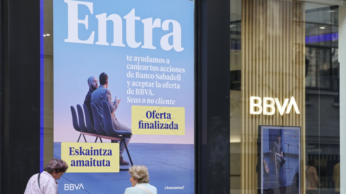 Una sucursal del BBVA en Bilbao con el cartel de oferta finalizada a la opa del Sabadell.